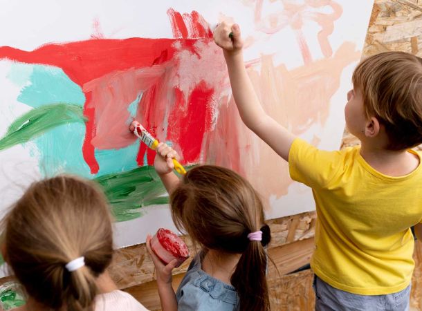Niños pintando 